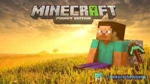 Blockige Minecraft-Landschaft mit Steve, einem Schwein und einem Schaf vor einem Baum, Bergen und blauem Himmel – Symbol für das deutsche Minecraft-Phänomen.
